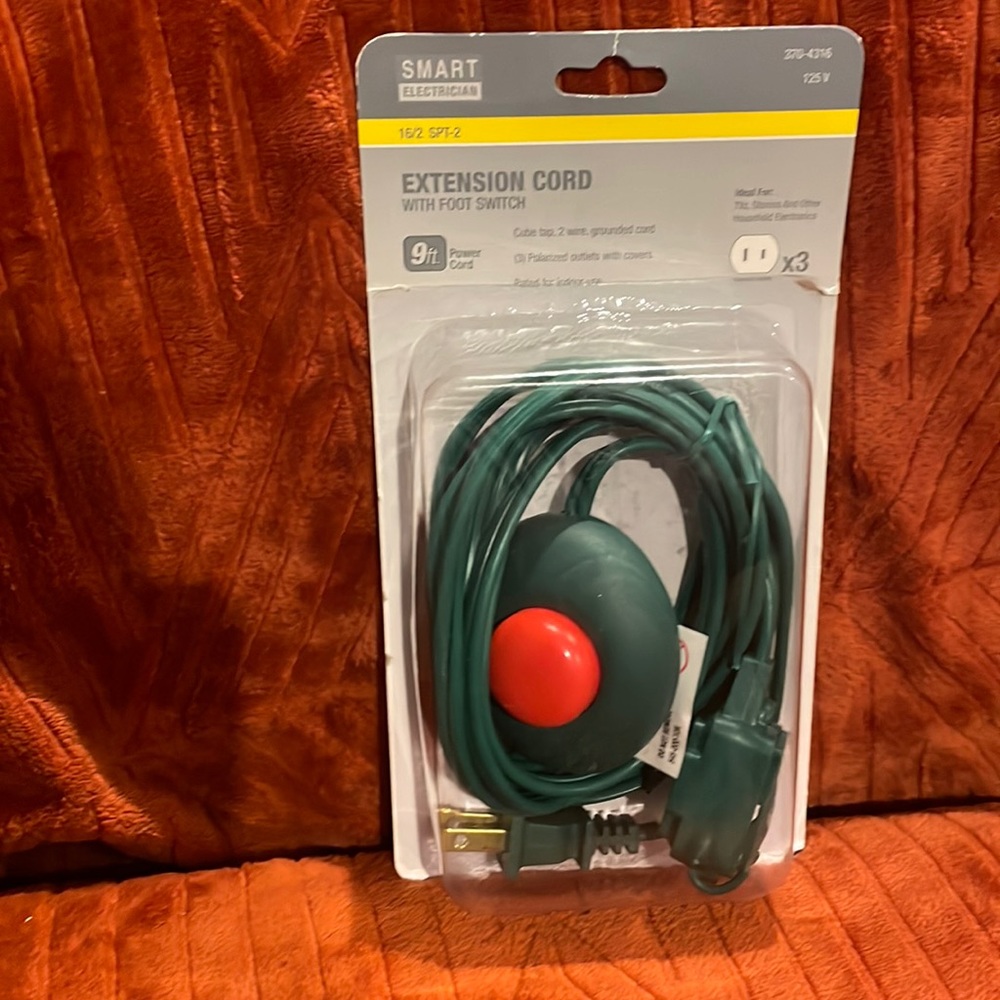 Extension cord with foot switch 9ft( Brand : Smart electrician)